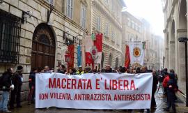 "Macerata è libera. Non violenta, antirazzista e antifascista": il corteo sfila per le vie del capoluogo - FOTO