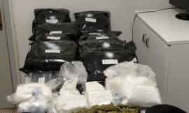 Dieci chili di marijuana e cinque di cocaina nel garage: arrestato 28enne