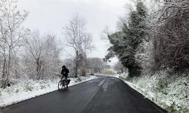 Montecosaro, nemmeno la neve ferma il sindaco ciclista