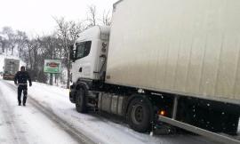 San Severino, rientrata l'allerta neve: ora c'è il rischio frane. Soccorsi due Tir bloccati all'altezza di Taccoli