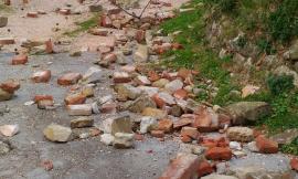 Maltempo, crolla edificio chiusa strada sotto torre Isola a San Severino Marche