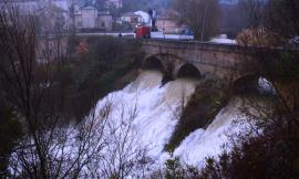 San Severino, emergenza maltempo: operai al lavoro per liberare ponte S. Antonio
