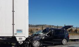 Civitanova, auto tampona camion in superstrada: un ferito grave trasportato a Torrette