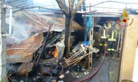 Villa Musone, fiamme in capannone: esplodono bombole di gpl