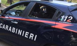 Tenta di aggredire i carabinieri dopo aver danneggiato un'auto: denunciato 21enne