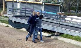 Macerata, blitz mattutino della polizia ai Giardini Diaz: un fermo