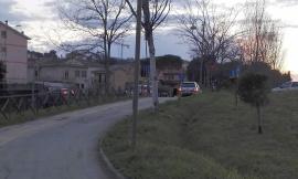 Civitanova, un'auto a passeggio sulla ciclabile
