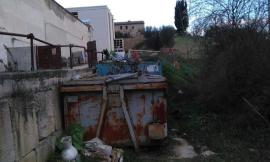Macerata, la protesta: "Il cimitero è diventato una discarica"