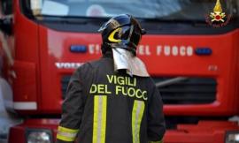 Macerata, prende fuoco un magazzino: nessun ferito