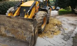 Macerata, l'asfalto cede e si apre una grossa buca in via Ancona