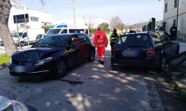Recanati, scontro tra auto: due giovani in ospedale