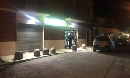 Tolentino, piccoli teppisti lanciano sassi sulle auto: commerciante li insegue e li acciuffa