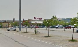 Rubano nelle auto con il trucco del telecomando: malviventi in azione all'Auchan
