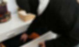 Cenavano al piano di sotto, mentre i ladri svaligiavano il piano superiore