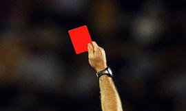 Sferra un calcio all'arbitro: calciatore condannato
