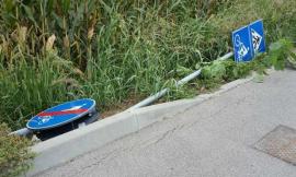 Danneggia la segnaletica stradale poi insulta la Polizia Locale su Fb, denunciato un recanatese