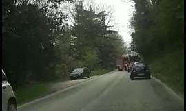 Si ribaltano con l'auto, paura per una bambina e una donna