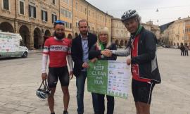 San Severino, abbandono dei rifiuti: la maratona in bici "Keep Clean And Ride" ha fatto tappa in piazza Del Popolo