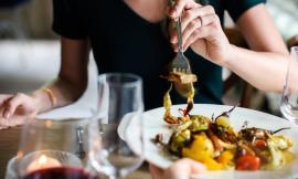 Gli italiani amano mangiare fuori: spesi 83 miliardi nel 2017