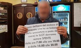 Macerata, orari slot limitati. La protesta: "Carancini ha un bidone di spazzatura al posto del cuore"