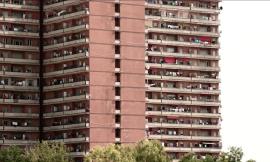 Droga, armi, sim e patenti false: operazione della polizia all'Hotel House e al River Village