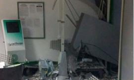 Recanati, fanno esplodere il bancomat e fuggono a gran velocità con il bottino: caccia alla banda