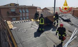 Porto Potenza Picena, in fiamme il tetto di una casa