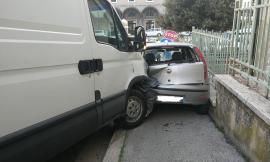 Macerata, perde il controllo del furgone e si schianta contro cinque auto in sosta