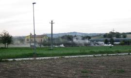 Montecosaro, bruciano rami e foglie: vicini "affumicati" sul piede di guerra