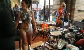 Mutatis, body painting protagonista con i commercianti di Macerata