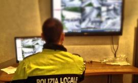 Tolentino, minacciato con un cacciavite scappa con l'aggressore attaccato al cofano dell'auto