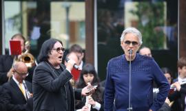 Sarnano, duetto da brividi Bocelli - Zero - VIDEO