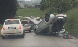 Corneto, auto sbanda per la pioggia e si ribalta