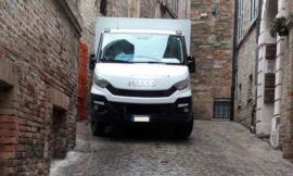 Treia, strada troppo stretta: camion resta incastrato (FOTO)