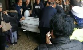 La bara di Pamela lascia Macerata: applausi e commozione - VIDEO