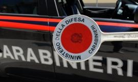 Tolentino, dal balcone spara ai piccioni con il fucile e centra i vetri del vicino