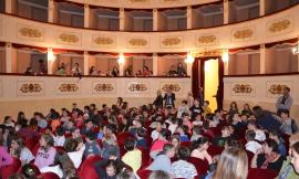A lezione di acqua: al teatro Persiani 200 studenti applaudono Luca Pagliari