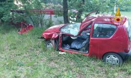 Perde il controllo dell'auto e finisce contro un albero: grave 73enne