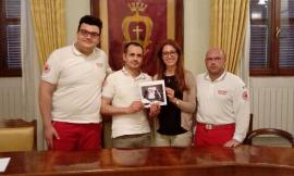 Potenza Picena: la bandiera della Croce Rossa sul palazzo del Municipio