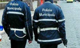 Civitanova, vigilessa accerchiata: parapiglia davanti alla scuola