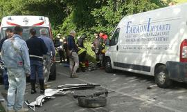 Tolentino, auto contro camion: mamma e figlio all'ospedale - LE DRAMMATICHE FOTO