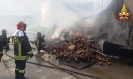 "Grigliata" allo svincolo: in fiamme un TIR di melanzane