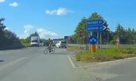 Ciclista in fuga in superstrada, ricominciano le pericolose incursioni (VIDEO)