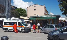 Civitanova, accusa un malore mentre è al lavoro: edicolante soccorsa dall'ambulanza