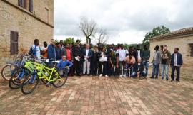 Treia, consegnate ai migranti ospiti del Gus dieci bici "speciali"