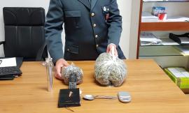 Apre la porta e trova la finanza ad aspettarlo: arrestato 26enne con mezzo chilo di marijuana