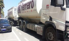 Malore mentre è alla guida del tir: danneggia auto parcheggiate