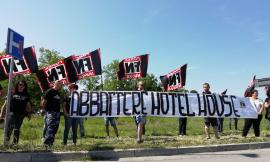 Porto Recanati, presidio di Forza Nuova all'Hotel House: "Bisogna abbatterlo"