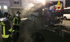 Treia: un autobus in fiamme nella notte