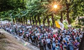 In libreria "A piedi nella notte. Camminare insieme verso casa", dedicato alla storia del pellegrinaggio Macerata - Loreto